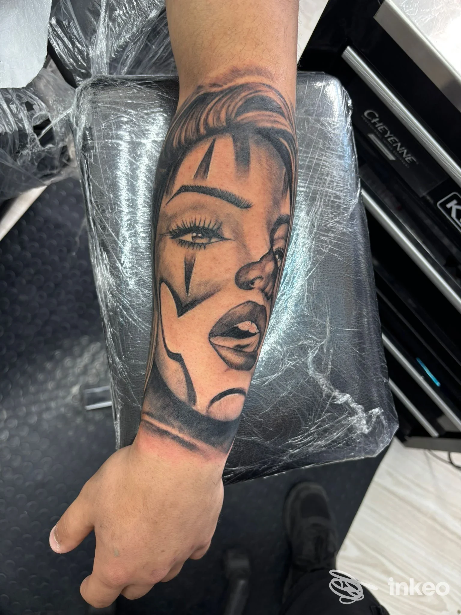 Primo piano di un tatuaggio realistico in bianco e nero su avambraccio, ritratto femminile; Gino Tattoo - Art Bikers, Potenza.
