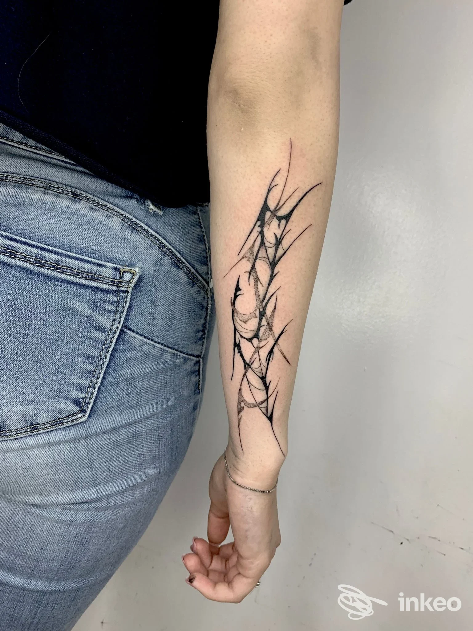 Avambraccio con tatuaggio stilizzato in nero eseguito da Matera Ink Tatuaggi&Piercing, Matera.