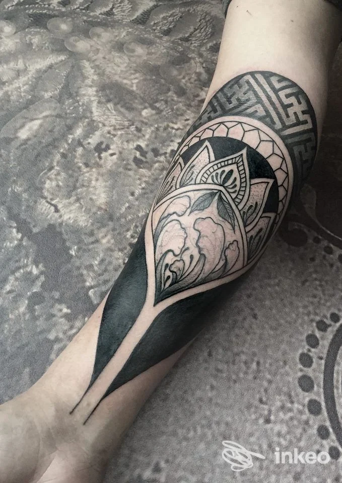 Tatuaggio ornamentale/geomentrico sul sottoposto avambraccio, foto fornita da Matera Ink Tatuaggi&Piercing a Matera.