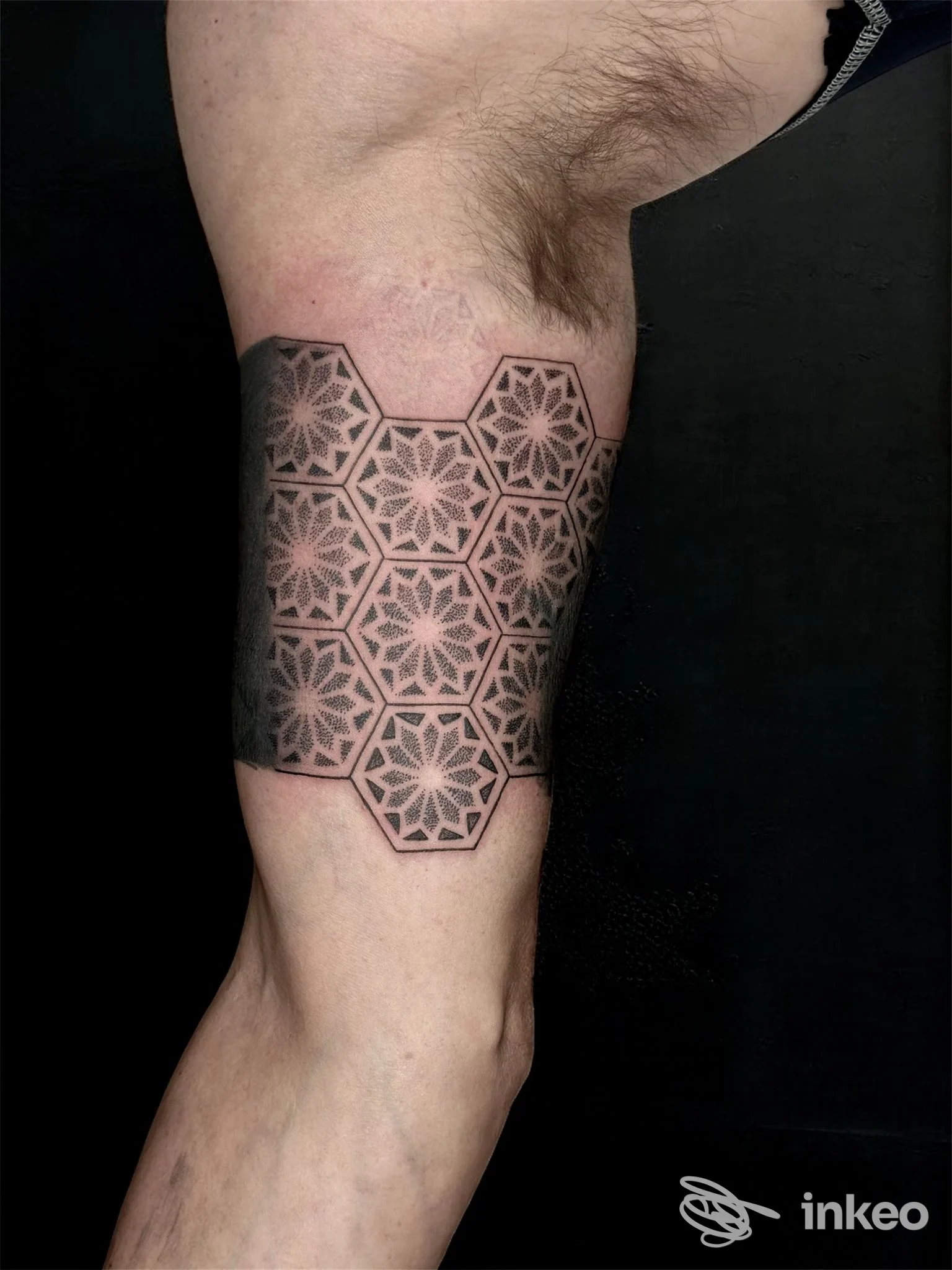Tatuaggio geometrico a esagoni con dotwork sulla parte superiore della gamba, Lorystattoo di Lorys Calabrone, Potenza.