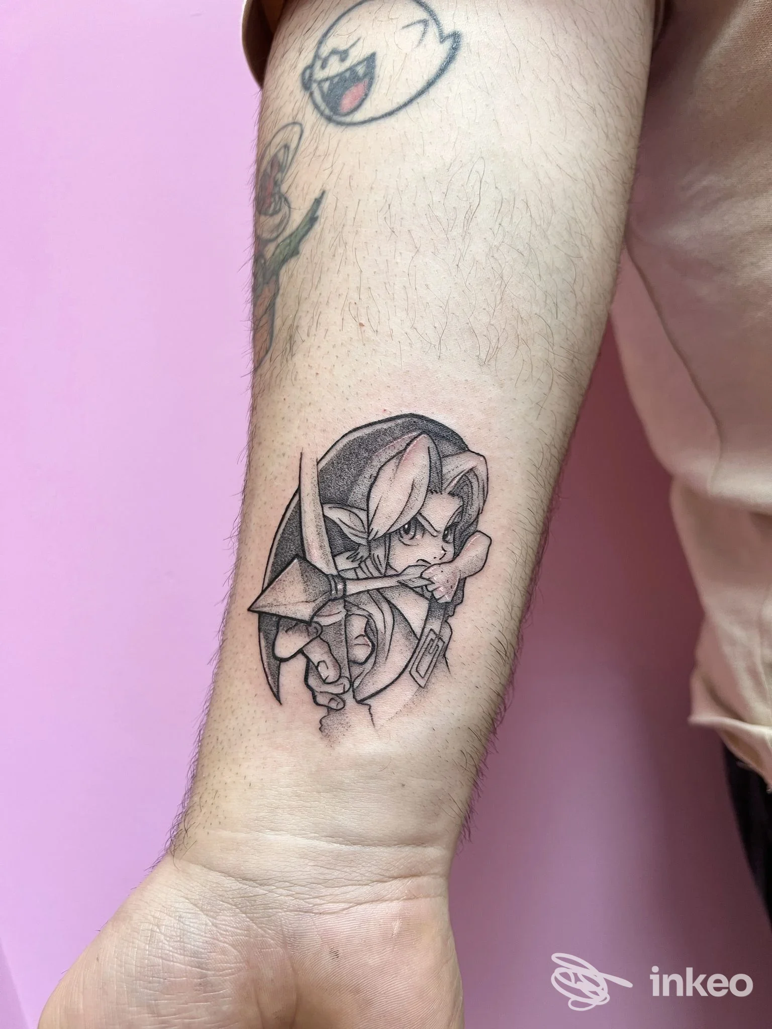 Tatuaggio stilizzato in bianco e nero sull'avambraccio, foto fornita da Naif Tattoo Parlour Matera, Matera.