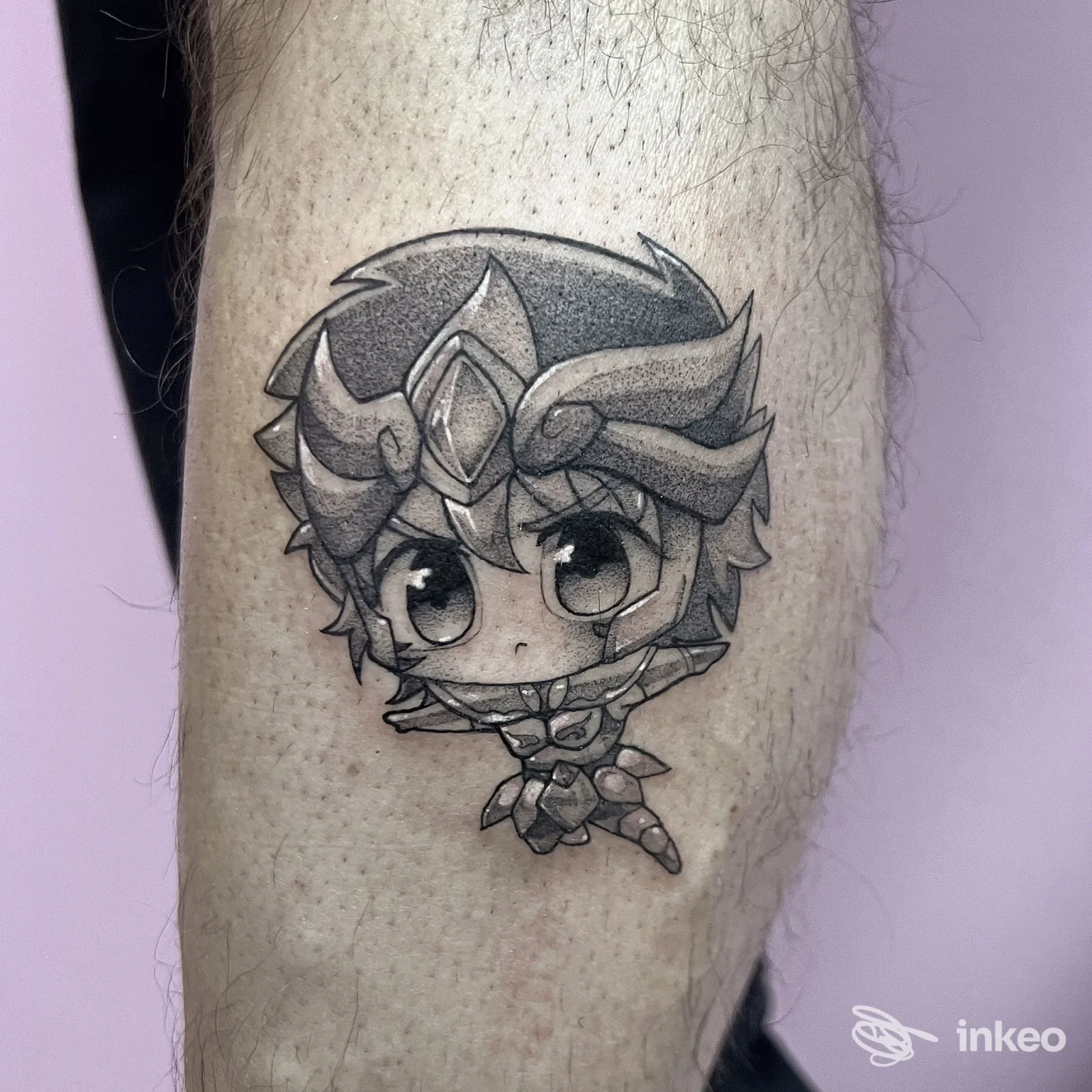 Tatuaggio chibi in bianco e nero sul polpaccio, fotografato da Naif Tattoo Parlour Matera.