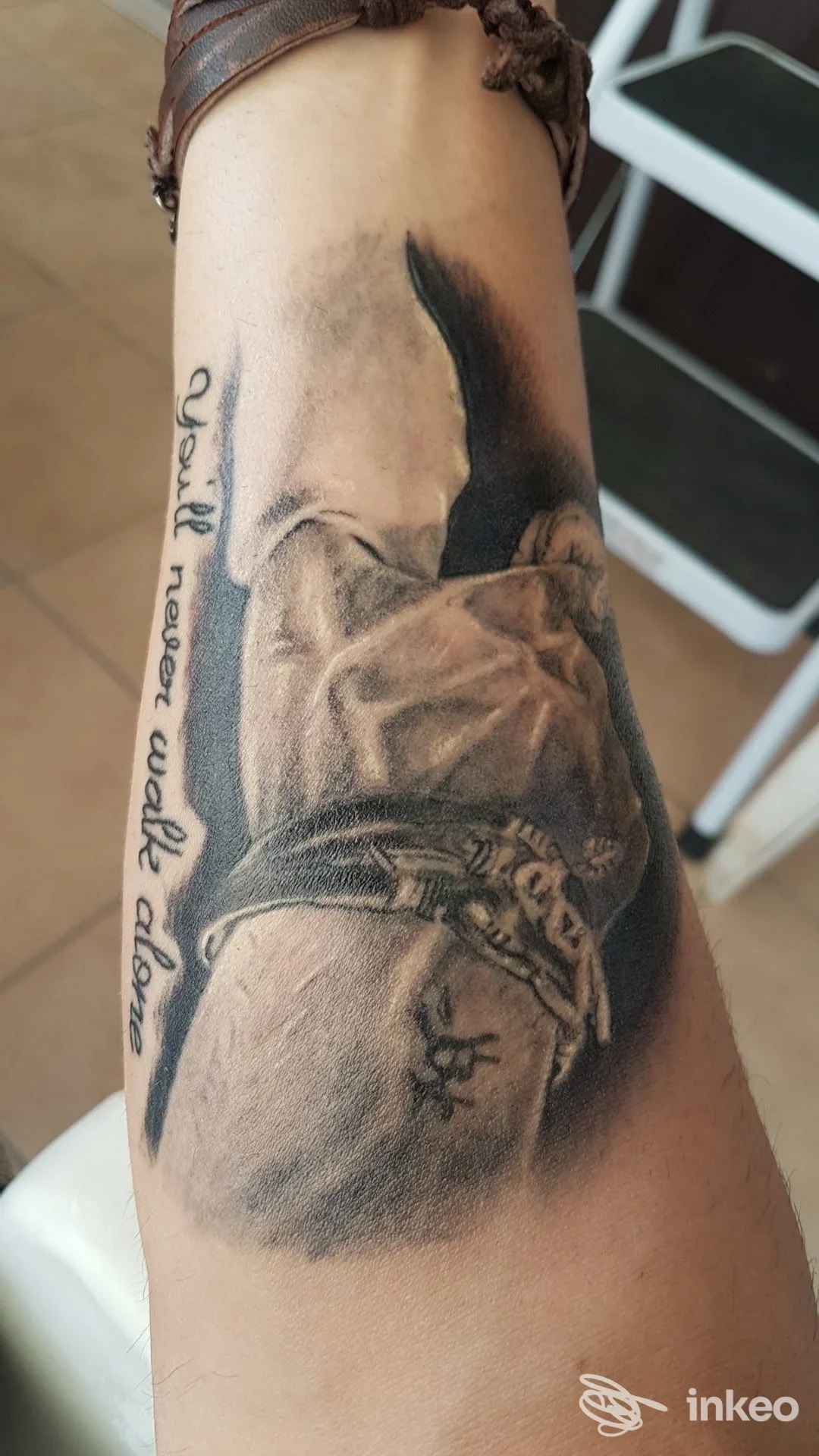 Primo piano di un tatuaggio realistico in bianco e nero sull'avambraccio. Nany Tattoo, Matera.