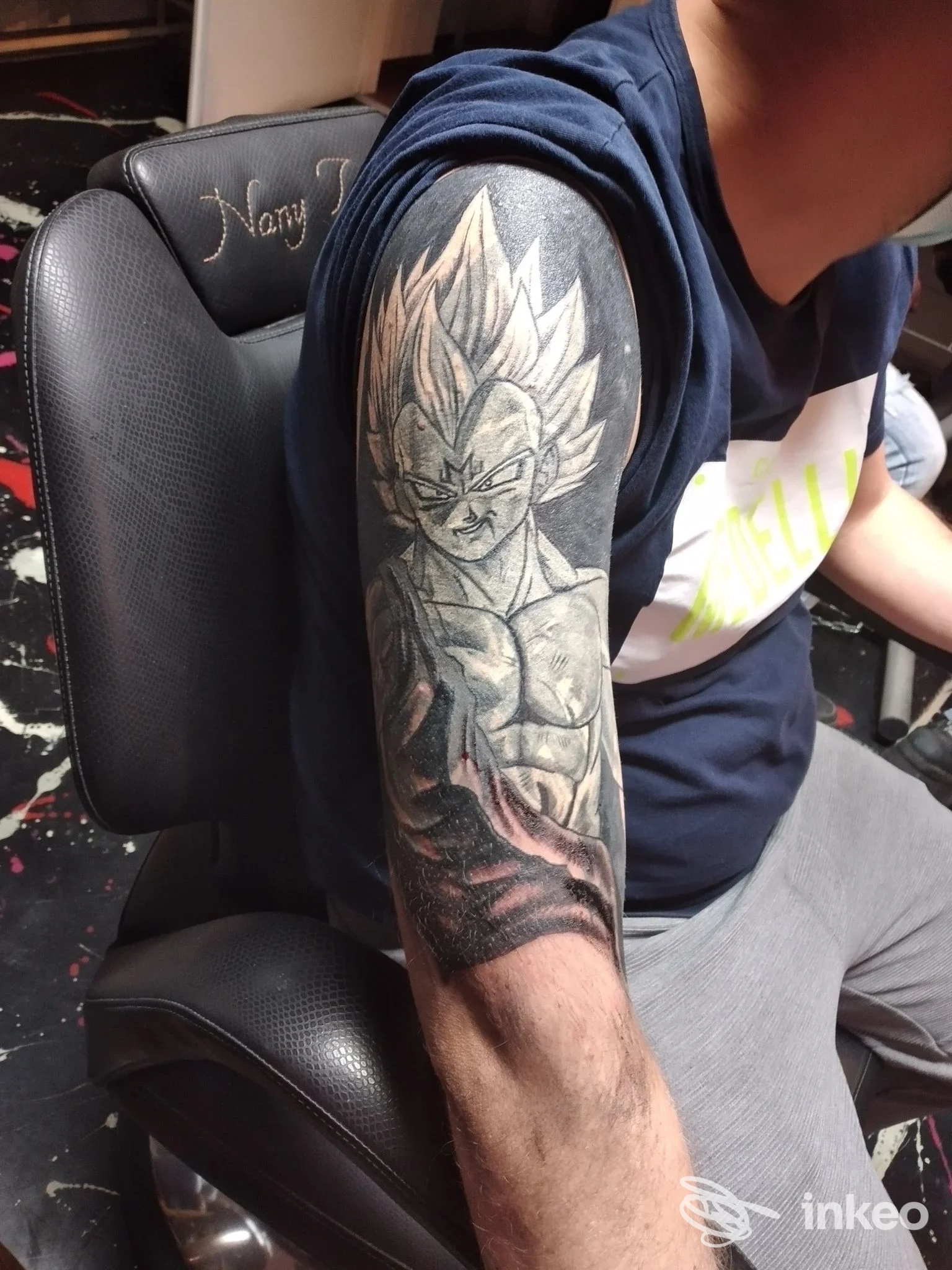 Tatuaggio grande in bianco e nero su spalla e bicipite, realizzato da Nany Tattoo a Matera.