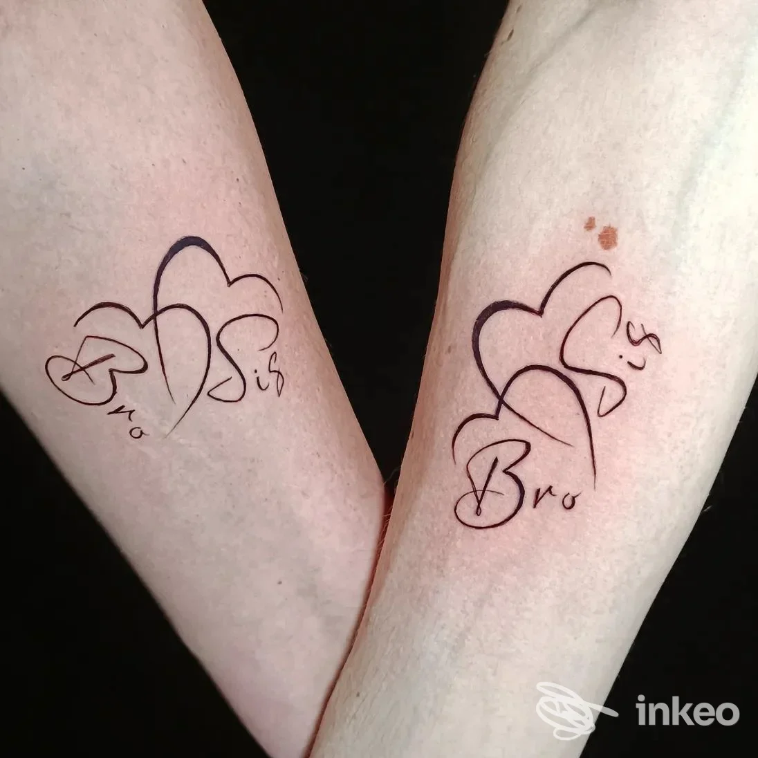 Due avambracci con tatuaggi abbinati di cuori stilizzati e scritte in corsivo, foto fornita da Natalino Aghi e Inchiostro Studio Tattoo, Potenza.