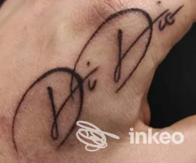 Tatuaggio calligrafico nero sul dorso della mano, Off Ink Tattoo di Rocco Montesano, Tricarico.