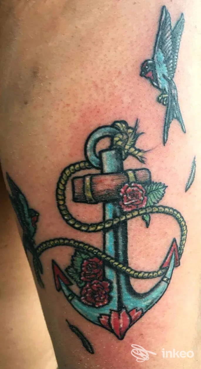 Tatuaggio a tema ancora con corda e rose, eseguito da Off Ink Tattoo a Tricarico, visibile sul braccio superiore con pelle leggermente arrossata.