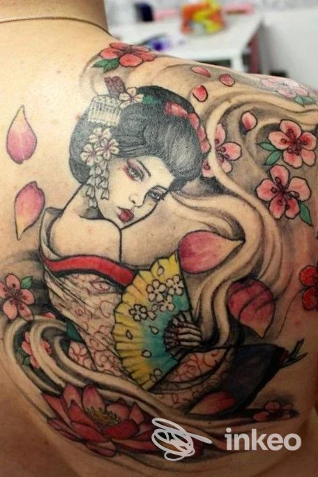 Grande tatuaggio colorato su schiena e spalla raffigurante una geisha con ventaglio e fiori, Peccati di Pelle Tattoo, Potenza.