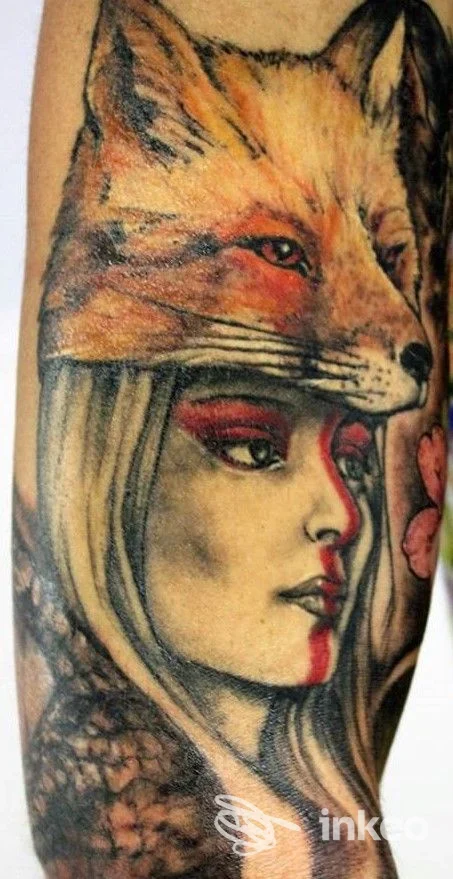 Tatuaggio realistico su avambraccio raffigurante una donna con copricapo di volpe - Peccati di Pelle Tattoo, Potenza
