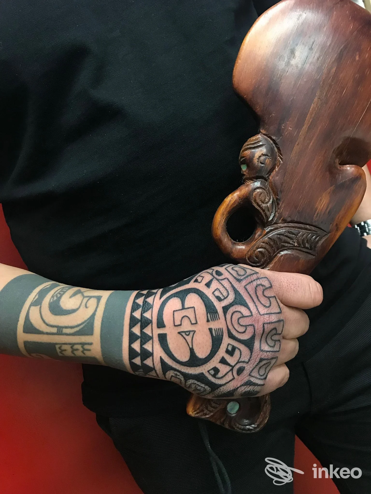 Primo piano di tattoo geometrico sul dorso della mano e avambraccio, Respect Tattoo Art, Nova Siri Scalo.