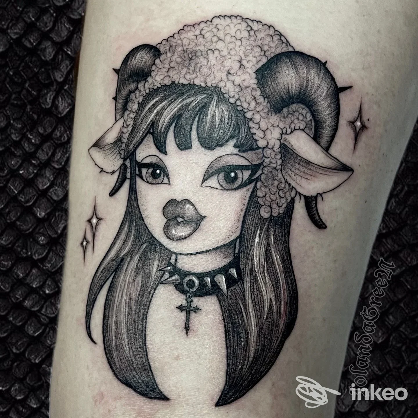 Tatuaggio stilizzato su avambraccio: ritratto con corna d'ariete e collare, Peachy’s Studio - Tattoo & Piercing, Matera.