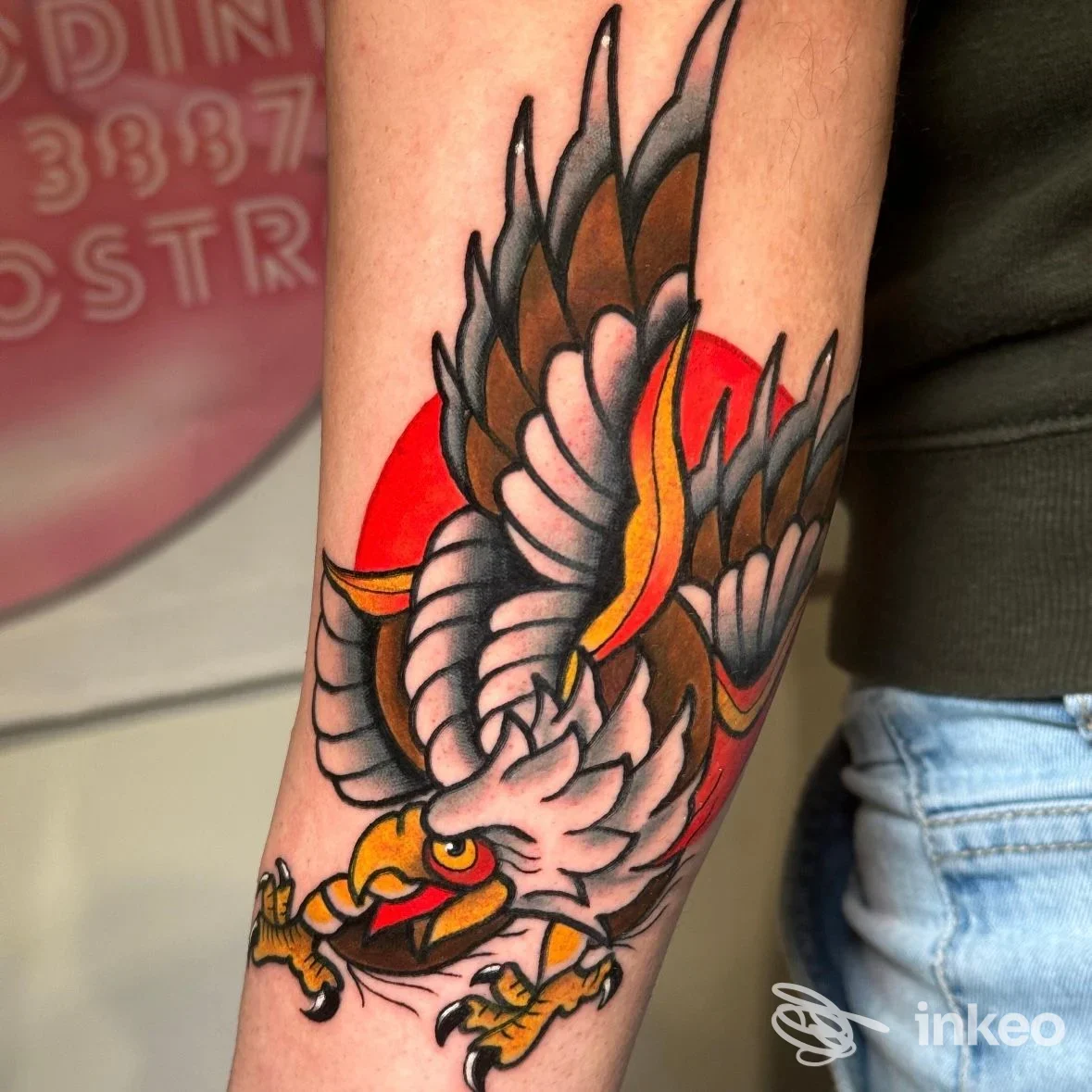 Tatuaggio colorato di un rapace su avambraccio, foto fornita da Peachy’s Studio - Tattoo & Piercing, Matera.