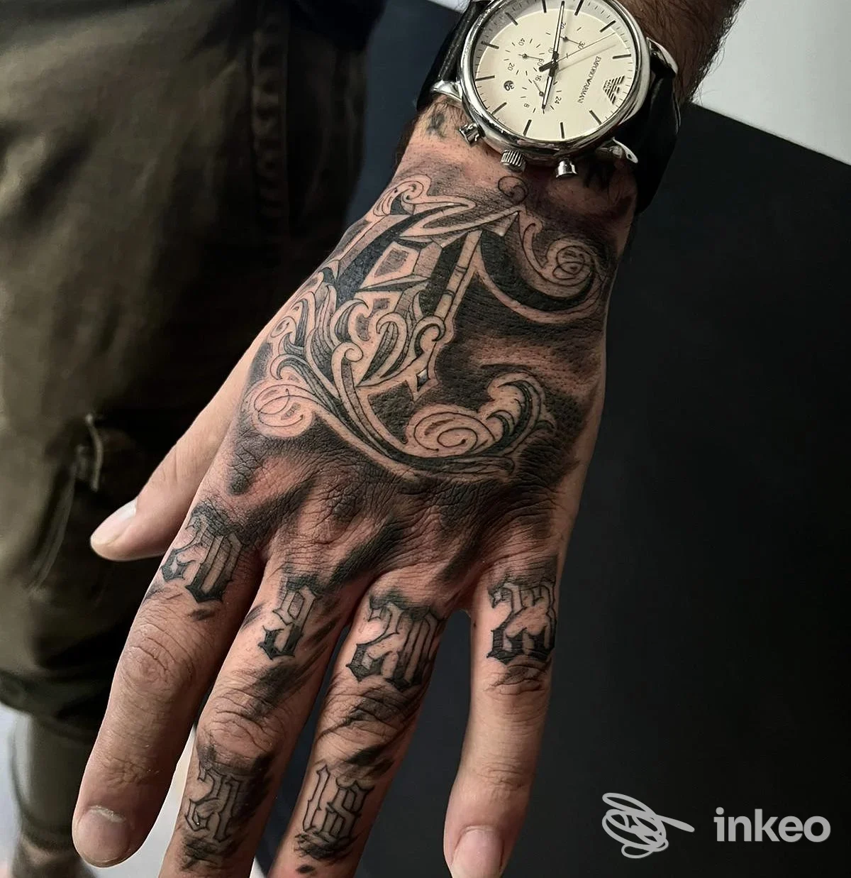 Tatuaggio blackwork e lettering sul dorso e sulle dita della mano, foto inviata da Sinkronia studio tattoo, Vietri di Potenza.