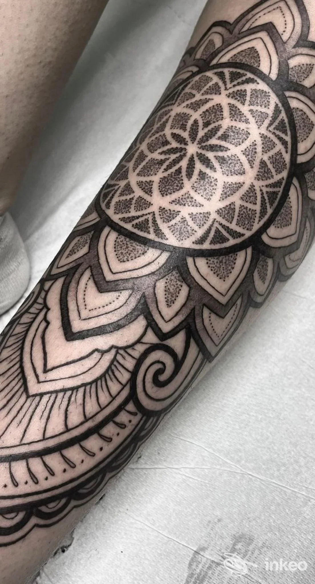 Dettaglio in bianco e nero di un tatuaggio geometrico/mandala sull'avambraccio, realizzato da Studio 69 Tattoo a Matera.