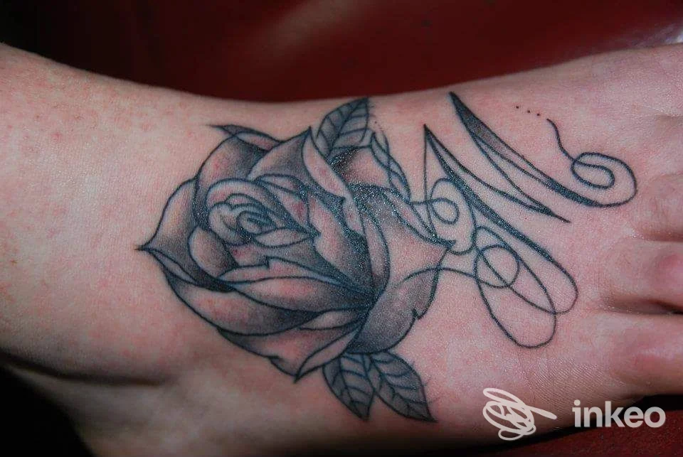 Rosa in bianco e nero tatuata sull'avampiede, foto dello Studio Tattoo & Piercing Mr.OrcoWind a Villa d’Agri.