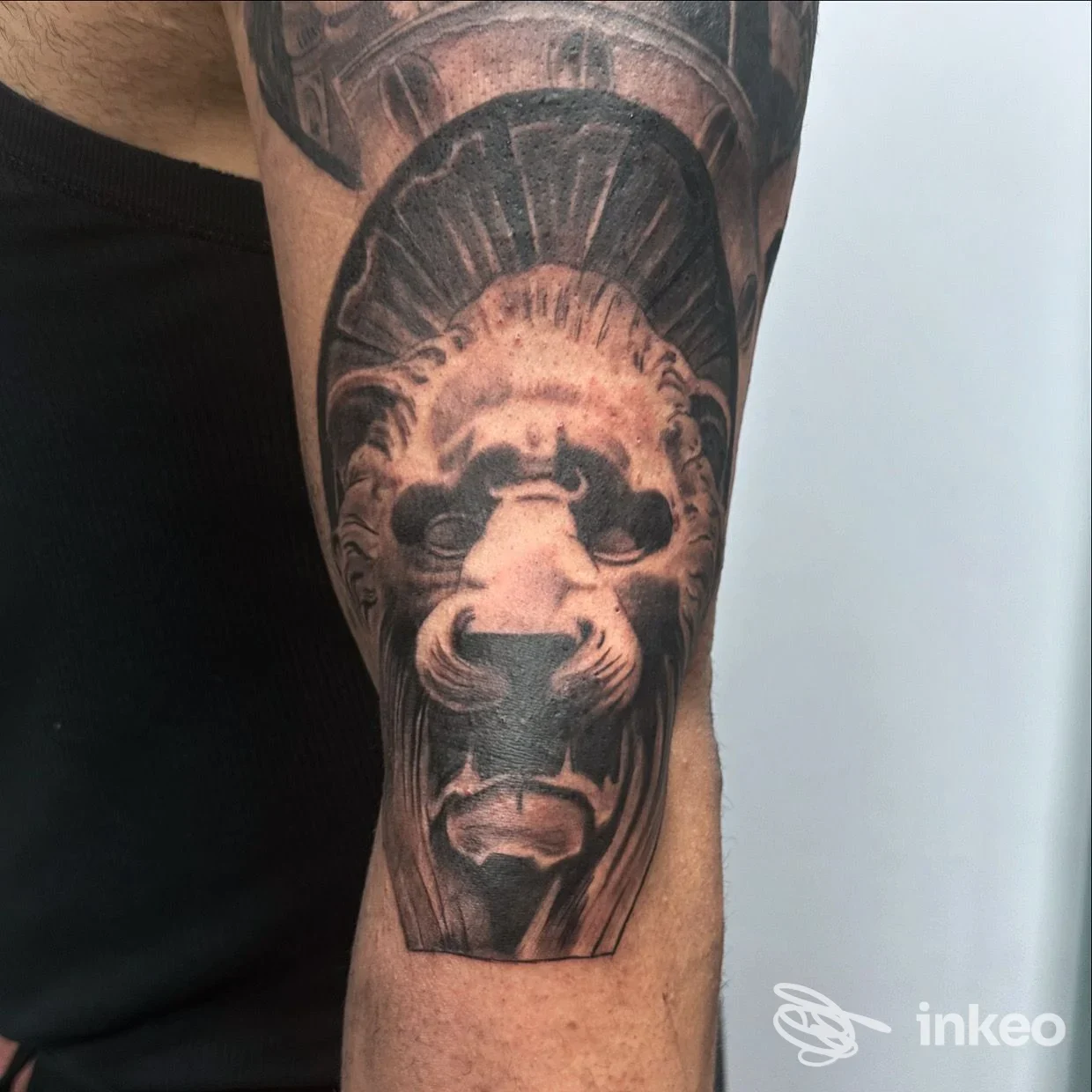 Tatuaggio in bianco e nero con volto di leone sull'avambraccio, foto dallo studio THE BLACKCHERRY TATTOO STUDIO a Potenza.