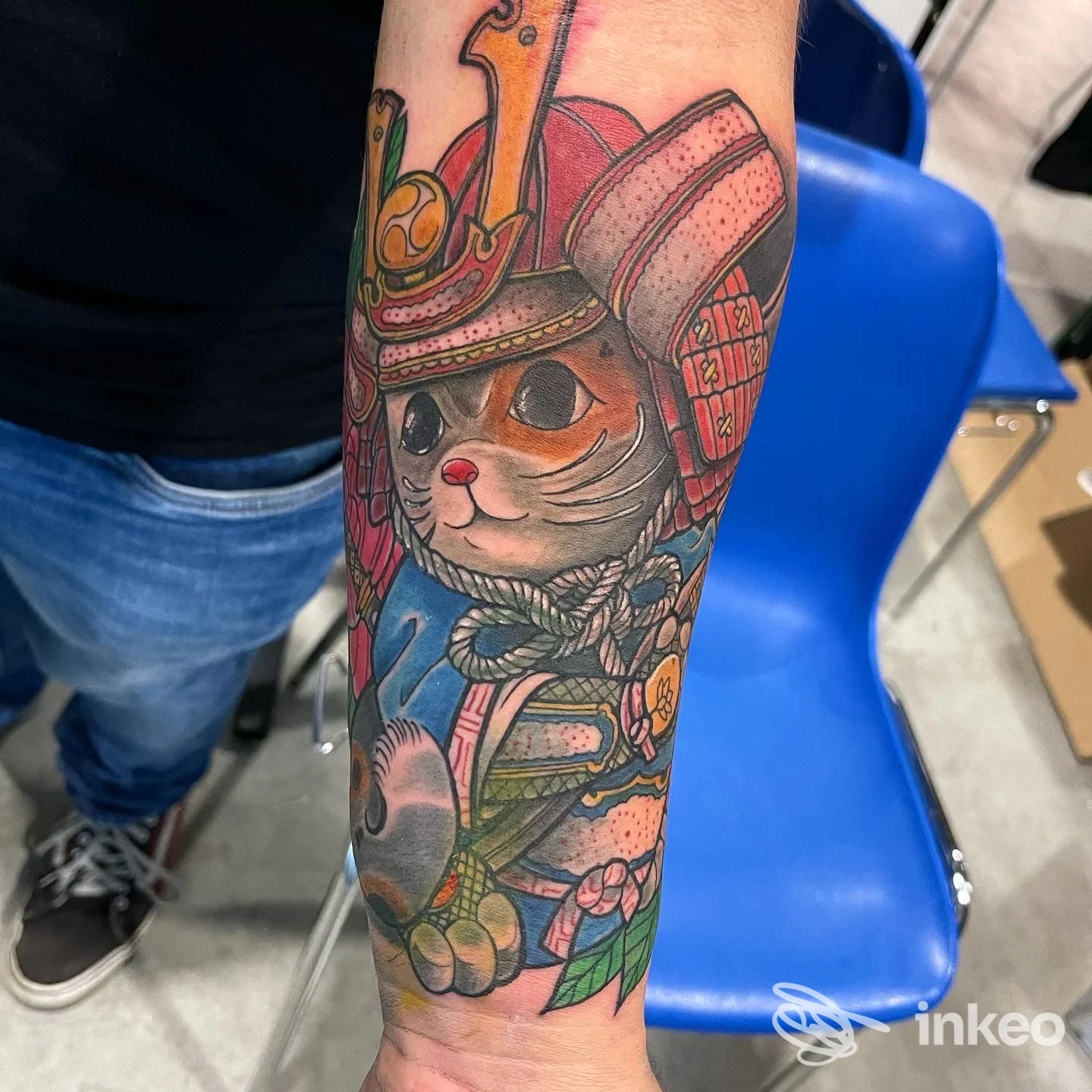 Fotografia dell'avambraccio con un grande tatuaggio colorato a tema gatto samurai, scattata presso THE BLACKCHERRY TATTOO STUDIO a Potenza.