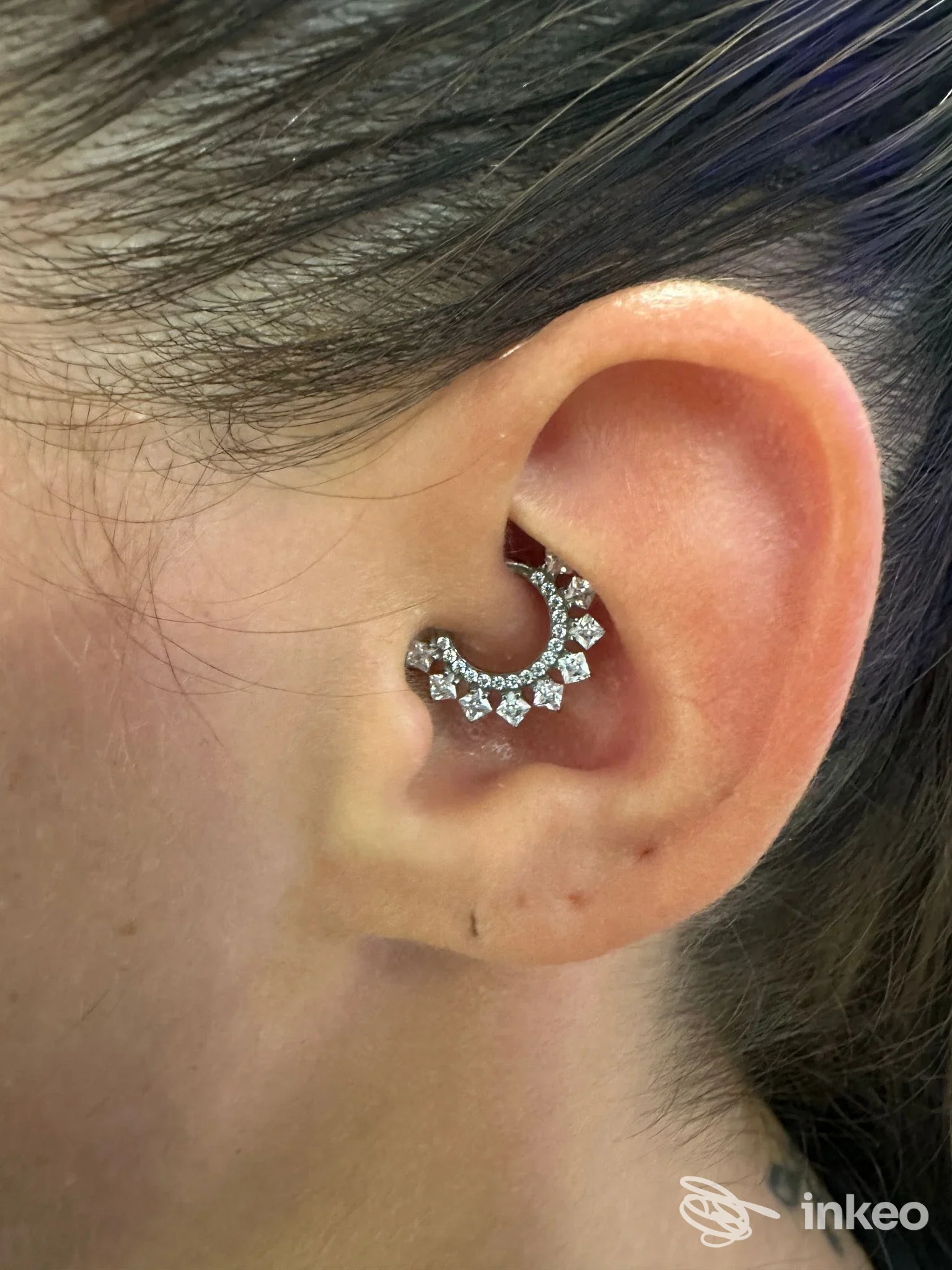 Piercing daith con gioiello decorato nell'orecchio, realizzato da TITANIUM PIERCING STUDIO a Melfi.