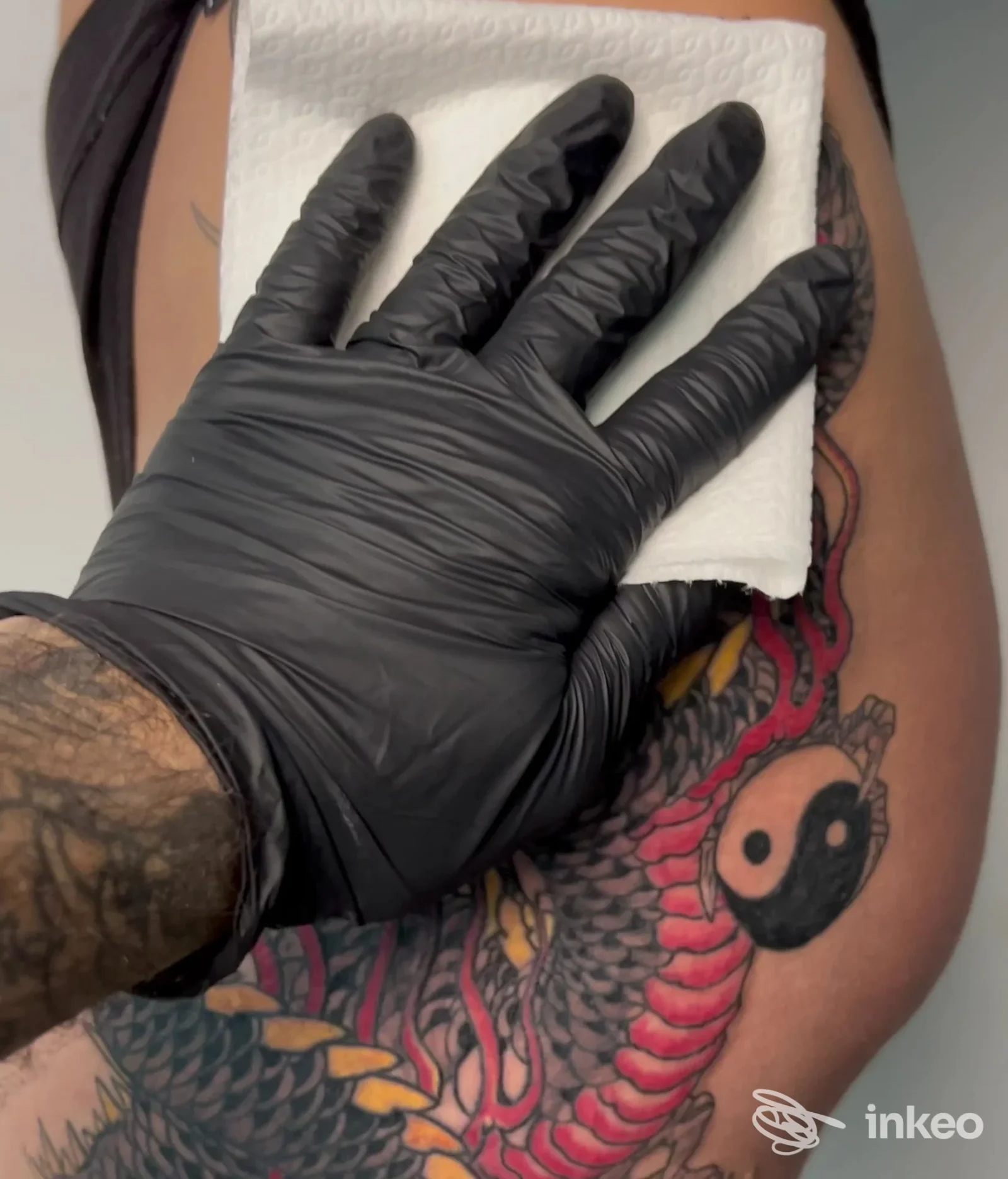 Primo piano di un tatuaggio colorato sulla coscia, foto fornita da SKULLINK STUDIO TATTOO, Potenza.