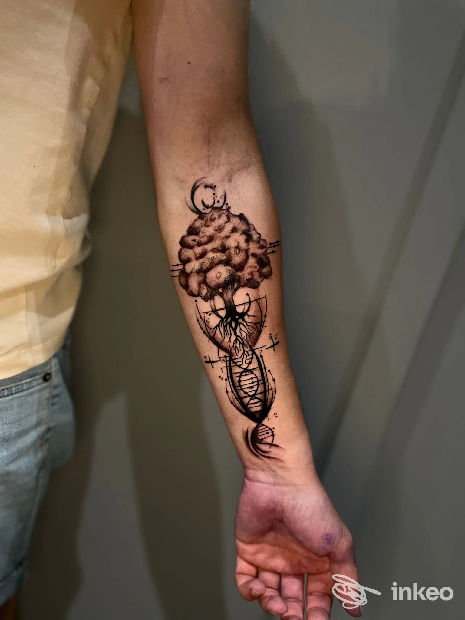 Tatuaggio in nero sull'avambraccio con motivi organici e geometrici, foto fornita da Sorry mom tattoo shop, Matera.