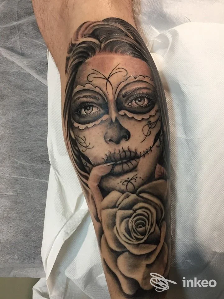Tatuaggio realistico in bianco e nero su avambraccio con volto in stile sugar skull e grande rosa, Tattoo Magic Skin, Potenza.