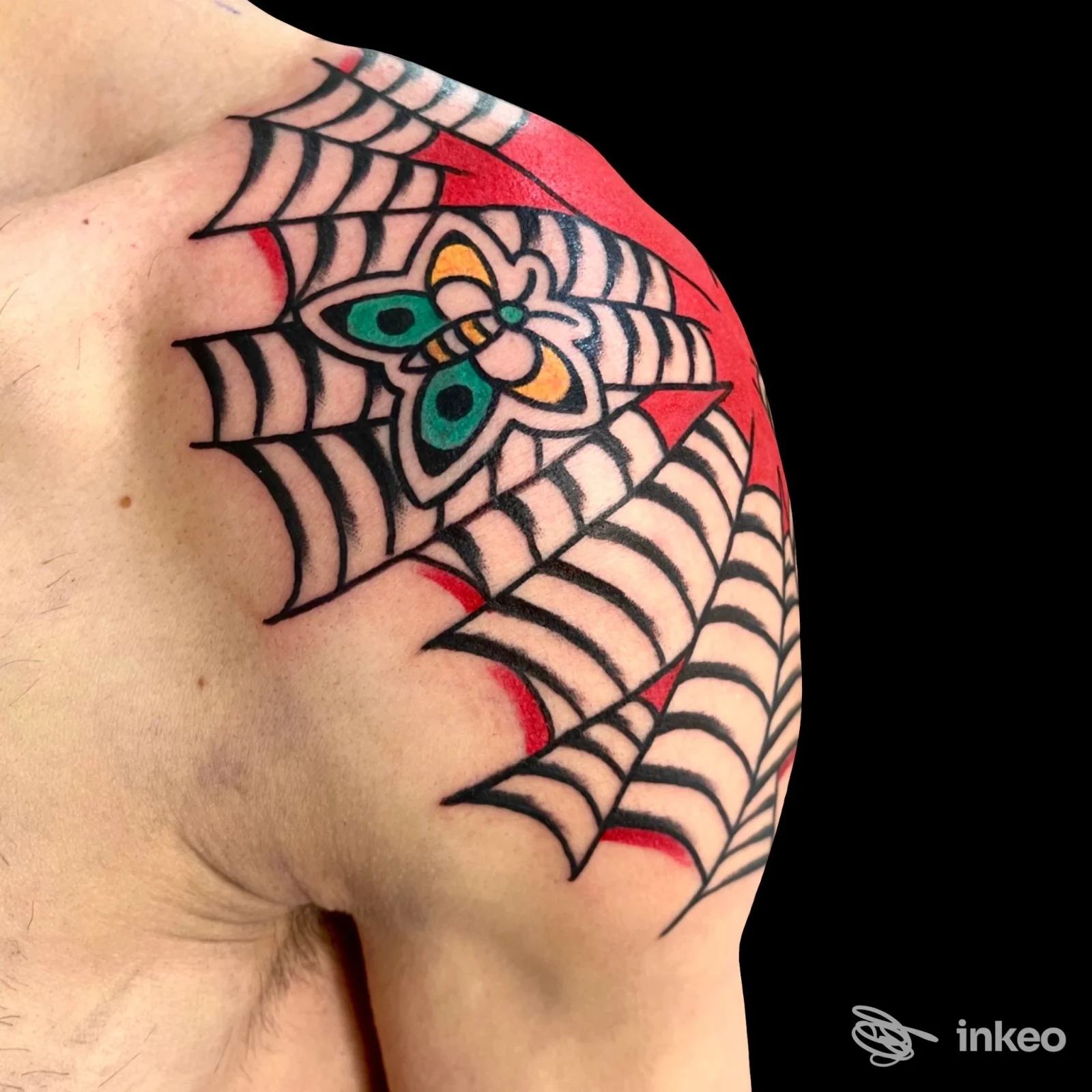 Tatuaggio a ragnatela con fiore centrale sulla spalla, realizzato da Tattoo Valley a Villa d’Agri.