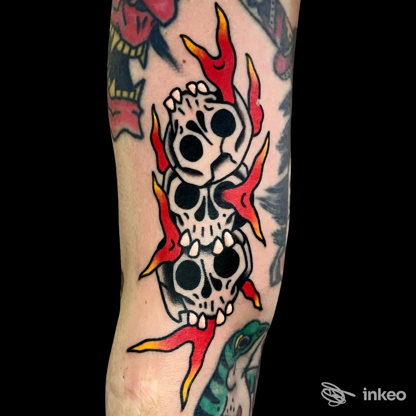 Tatuaggio su avambraccio con tre teschi e fiamme, foto fornita da Tattoo valley a Villa d’Agri.