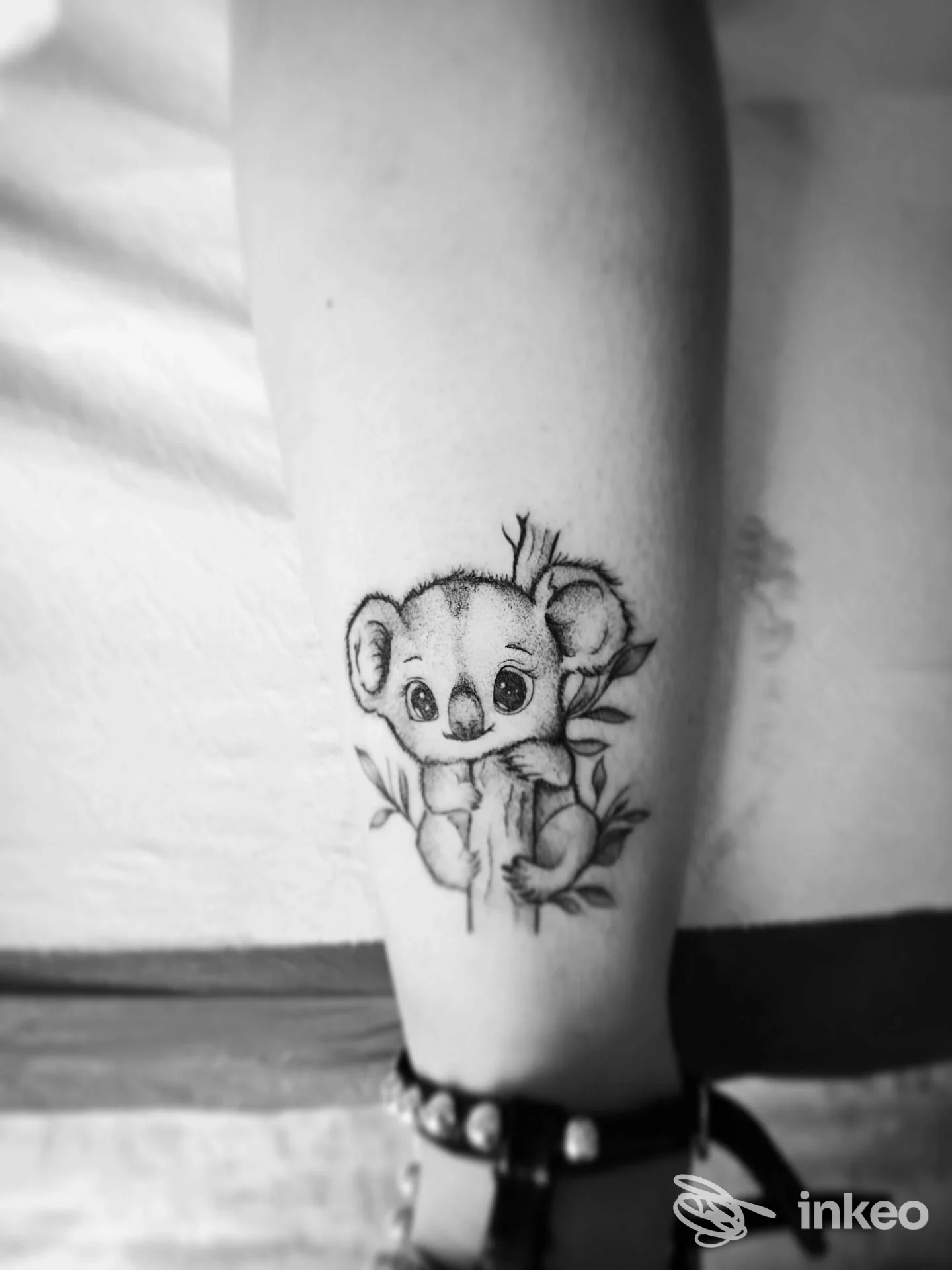 Tatuaggio di un piccolo koala in bianco e nero sul polpaccio, foto inviata da Vazza Canio Tattoo a Scalo.