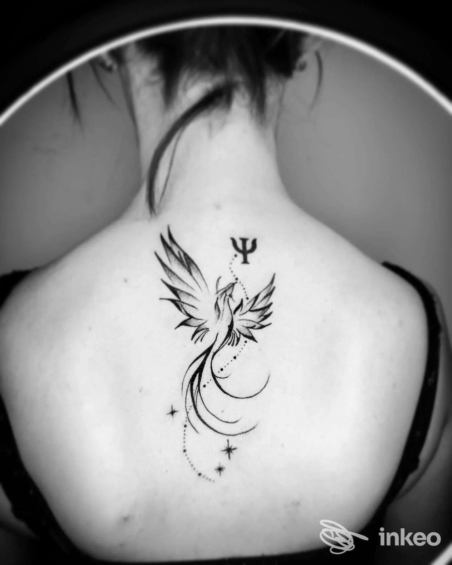 Tatuaggio fenice stilizzata sulla parte superiore della schiena, foto di Canio Vazza Tattoo a Scalo.