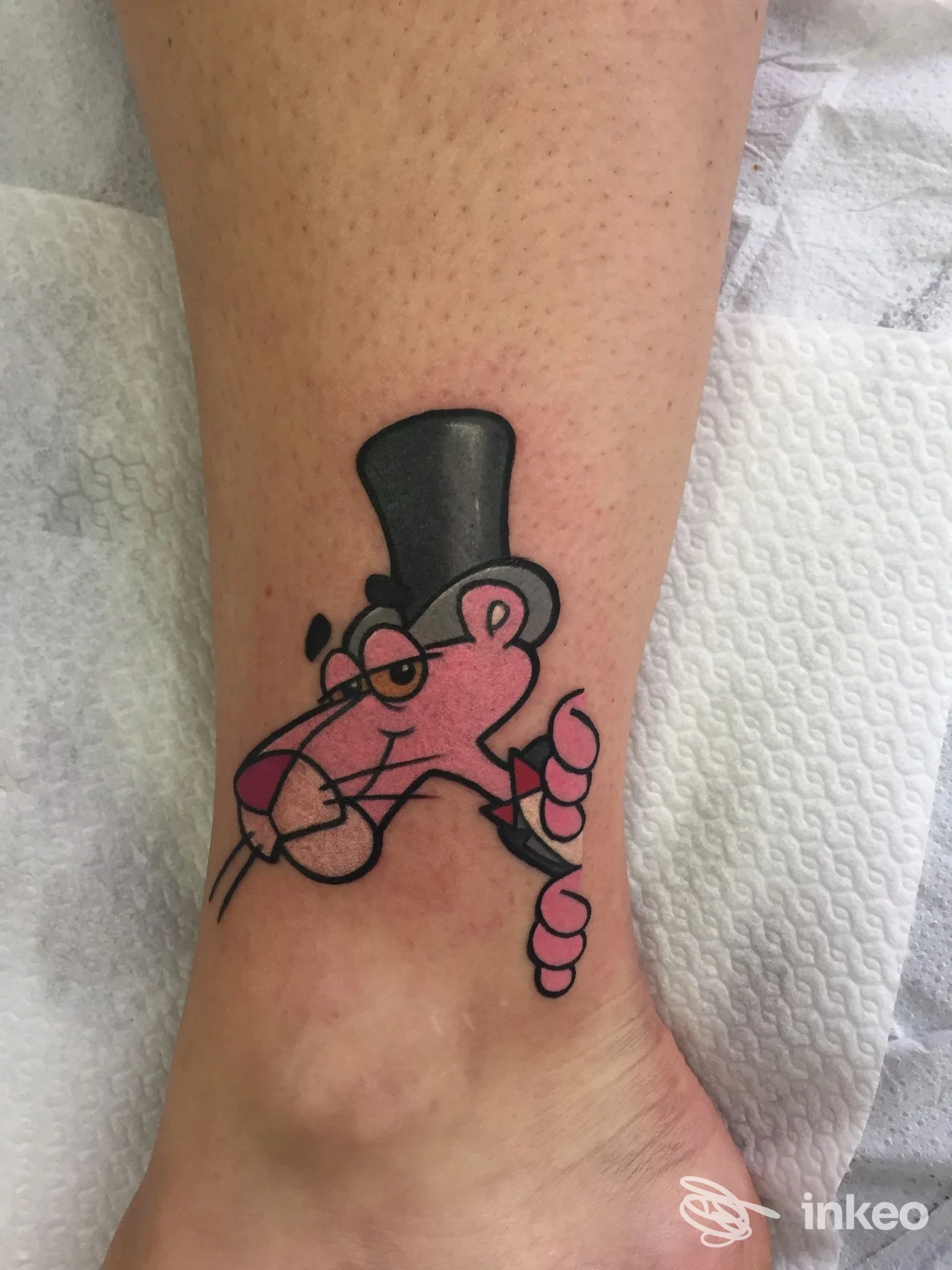 Tatuaggio della Pantera Rosa con cilindro sulla caviglia, fotografato presso Tintenfass Tattoo a Chiusa.