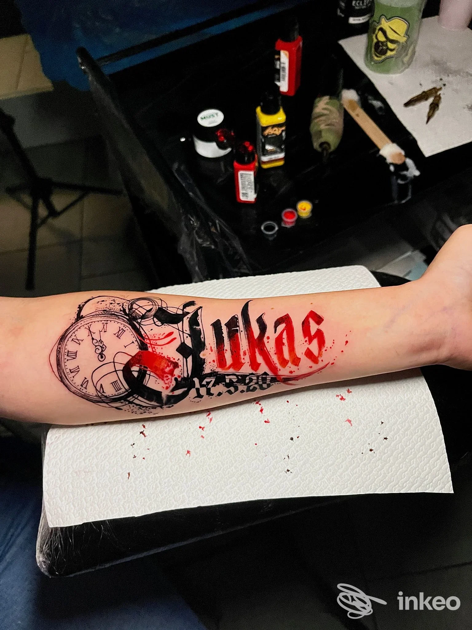 Avambraccio con tatuaggio appena fatto con nome 'Lukas' e orologio, foto scattata nello studio Chimp Ink Art & Tattoo Studio a Bolzano.