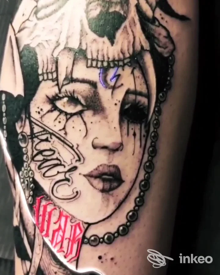 Tatuaggio su avambraccio con volto femminile stilizzato e perline, Chupacabra Tattoo Studio Art & Gallery, Bolzano.
