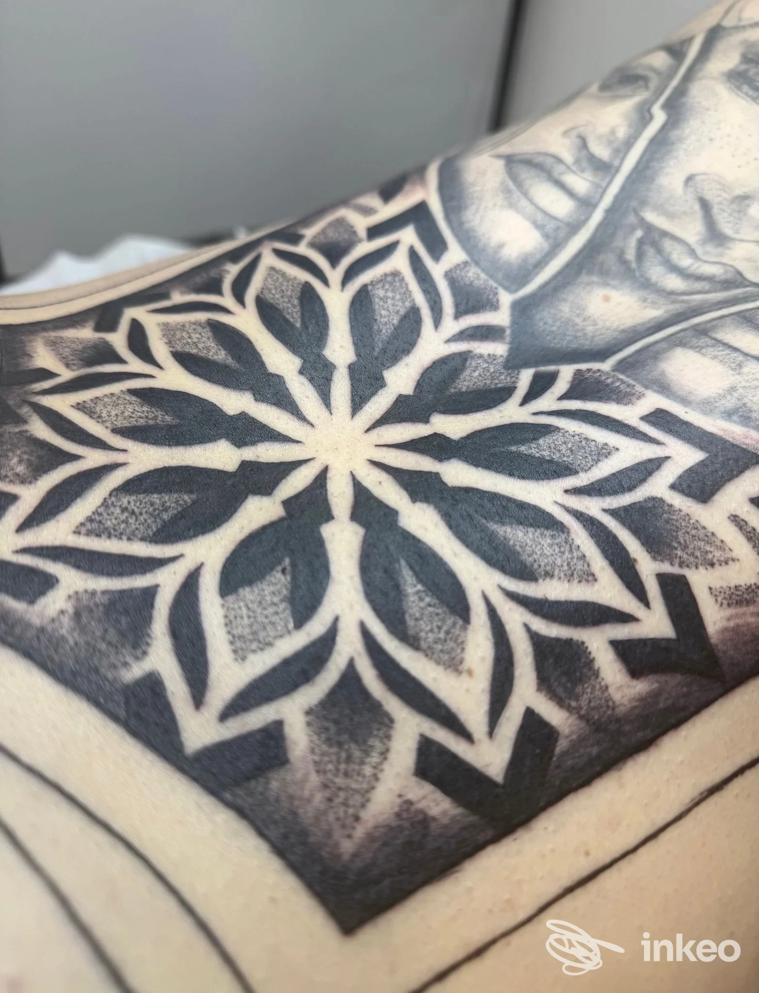 Grande motivo geometrico tatuato sul petto con ritratto stilizzato, immagine fornita da Horizon Tattoo & Piercing Ragusa, Ragusa.