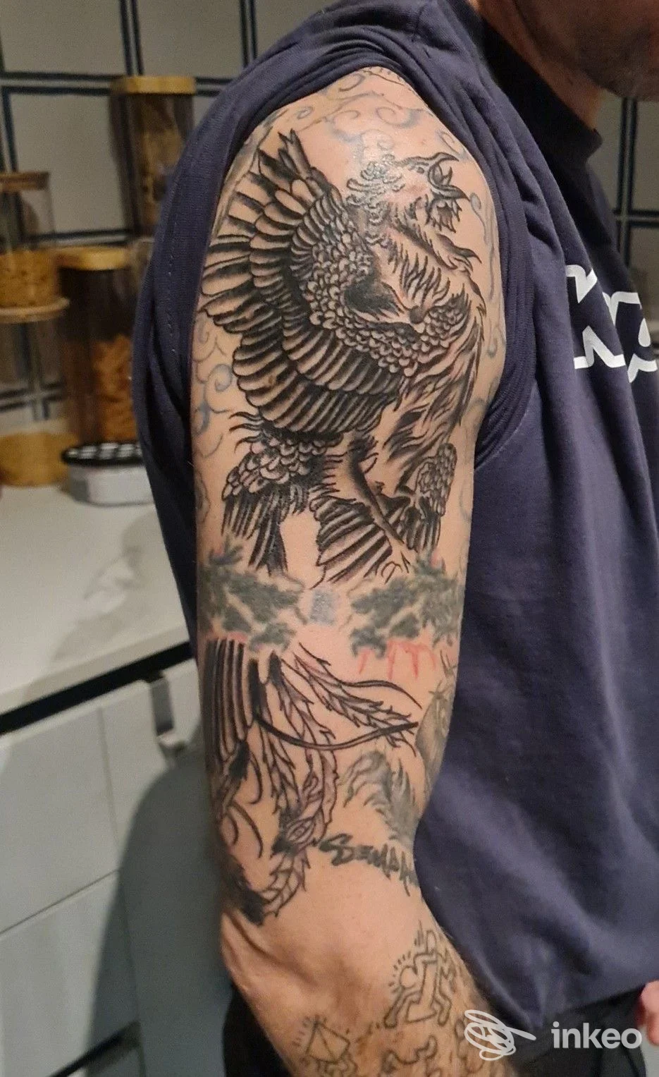 Tatuaggio su spalla e avambraccio con grande aquila e motivi ornamentali, foto fornita da Horizon Tattoo & Piercing Ragusa, Ragusa.