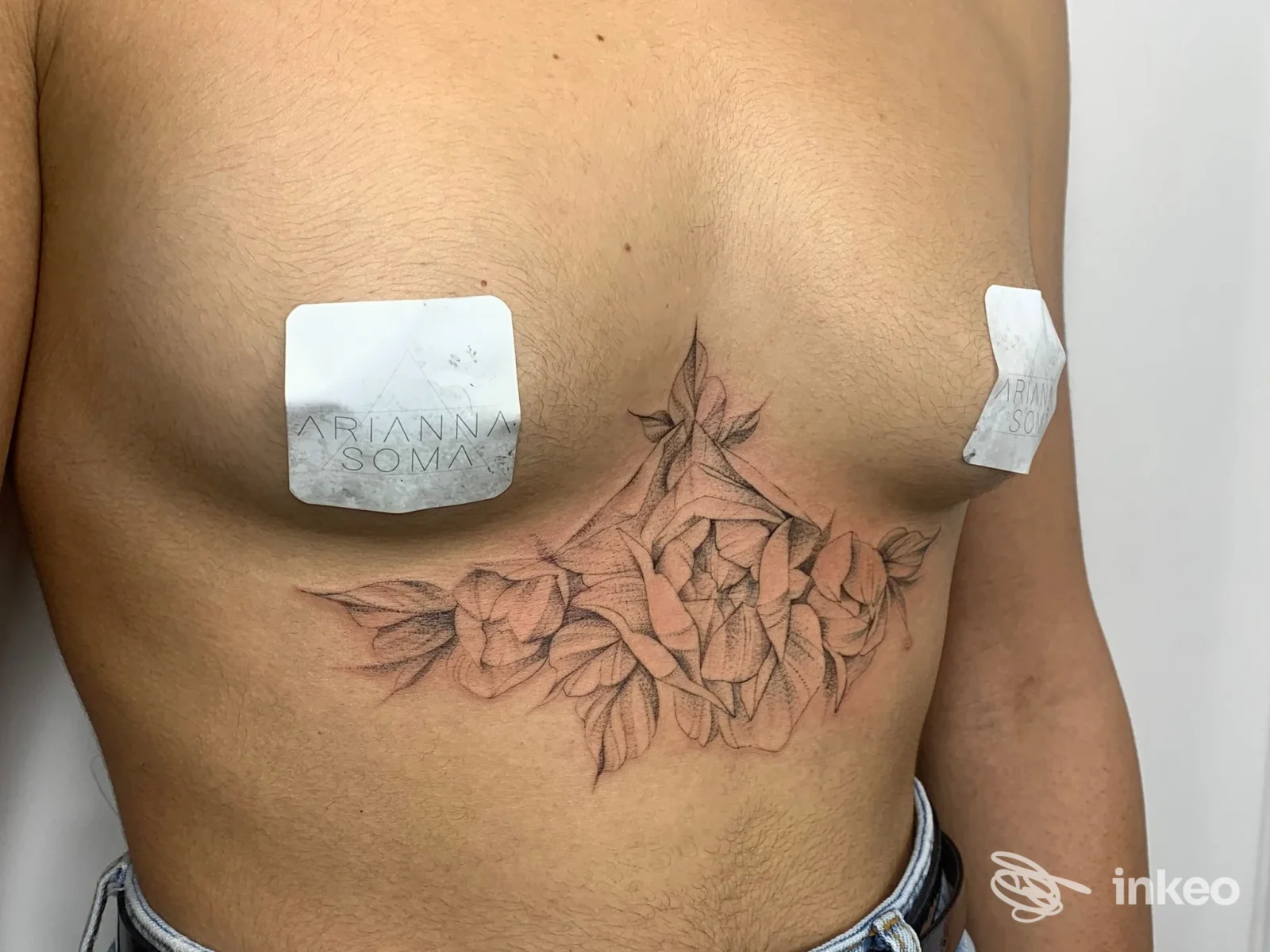 Tatuaggio floreale sullo sterno realizzato da So/Ma Tattoo & Art Experience, Cagliari, fotografia del tatuaggio sul petto.