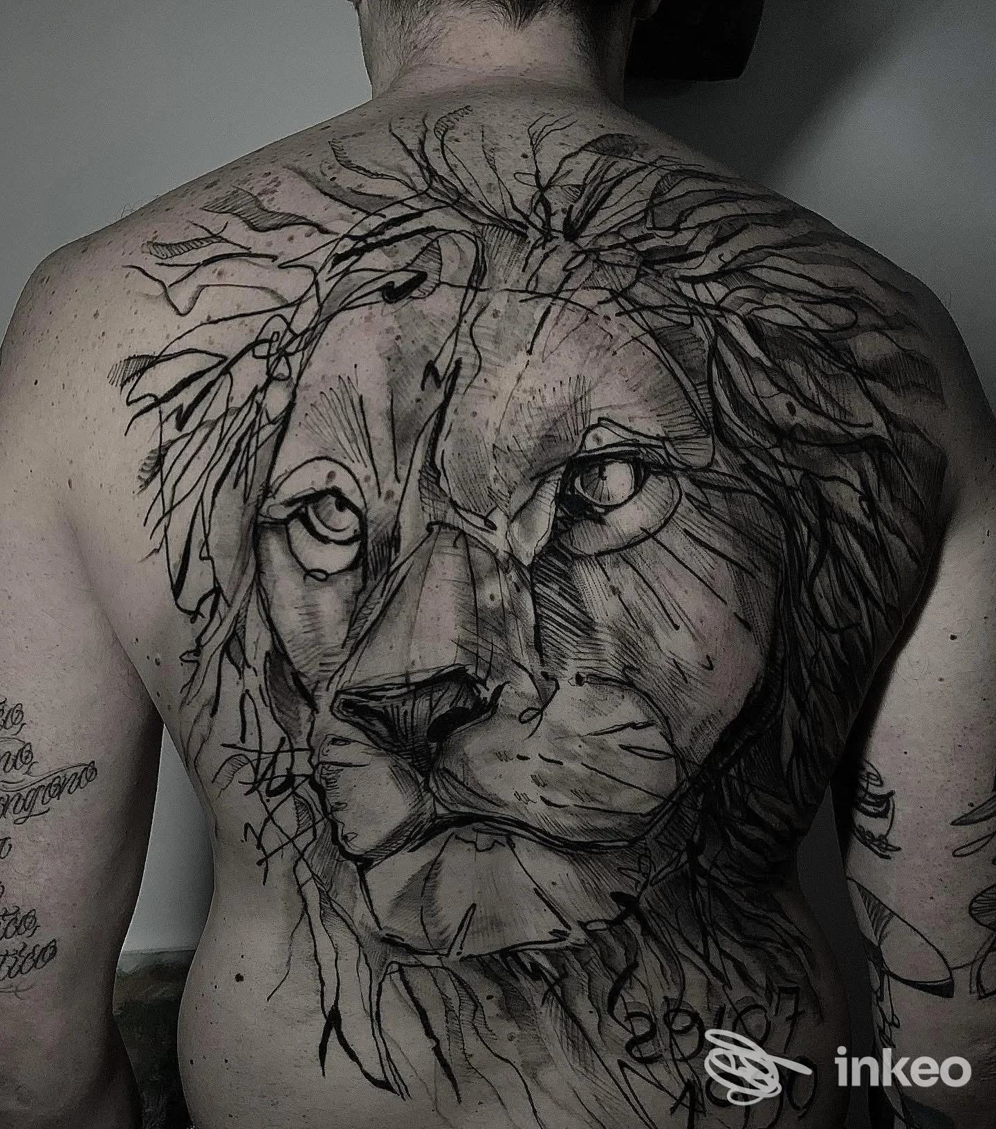 Grande tatuaggio a tema leone sulla schiena, fotografia documentale per Street Dogs / Tattoo&Mods a San Severino Marche.