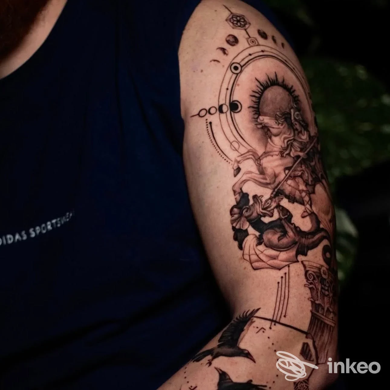 Tatuaggio blackwork sul braccio superiore, foto condivisa dallo studio Street Dogs / Tattoo&Mods a San Severino Marche.