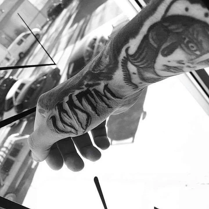 Primo piano di mano e avambraccio tatuati, Street Dogs / Tattoo&Mods, San Severino Marche.
