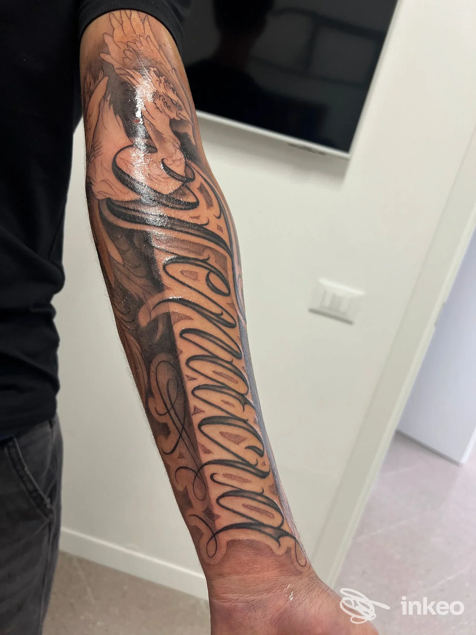 Tatuaggio lettering sull'avambraccio realizzato da 2L TATTOO & PIERCING STUDIO / Luiz Letters, Treviso.