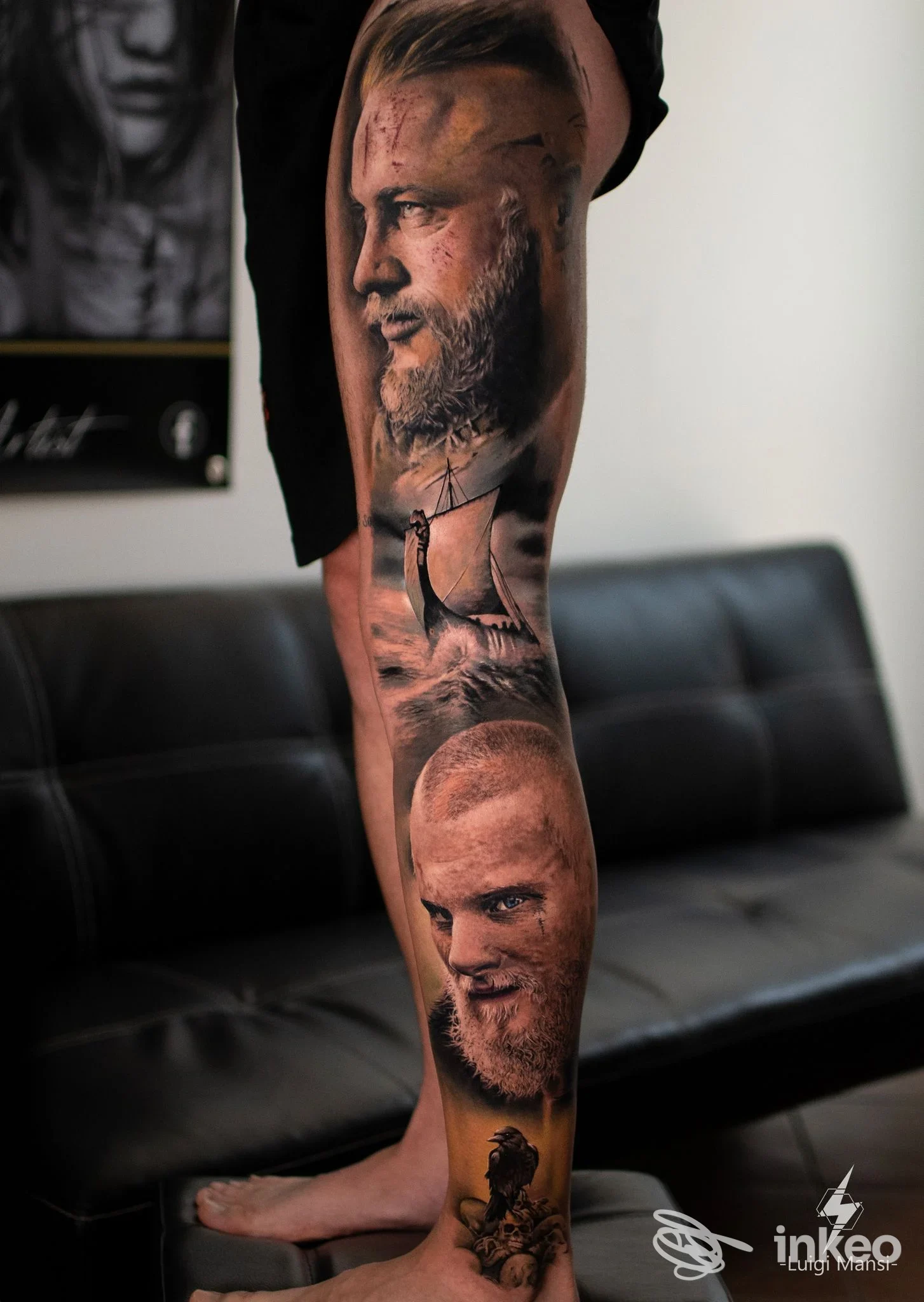 Gamba tatuata con ritratti realistici in bianco e nero, foto per LM Art Vision - Luigi Mansi Tattoo Artist a Latina.