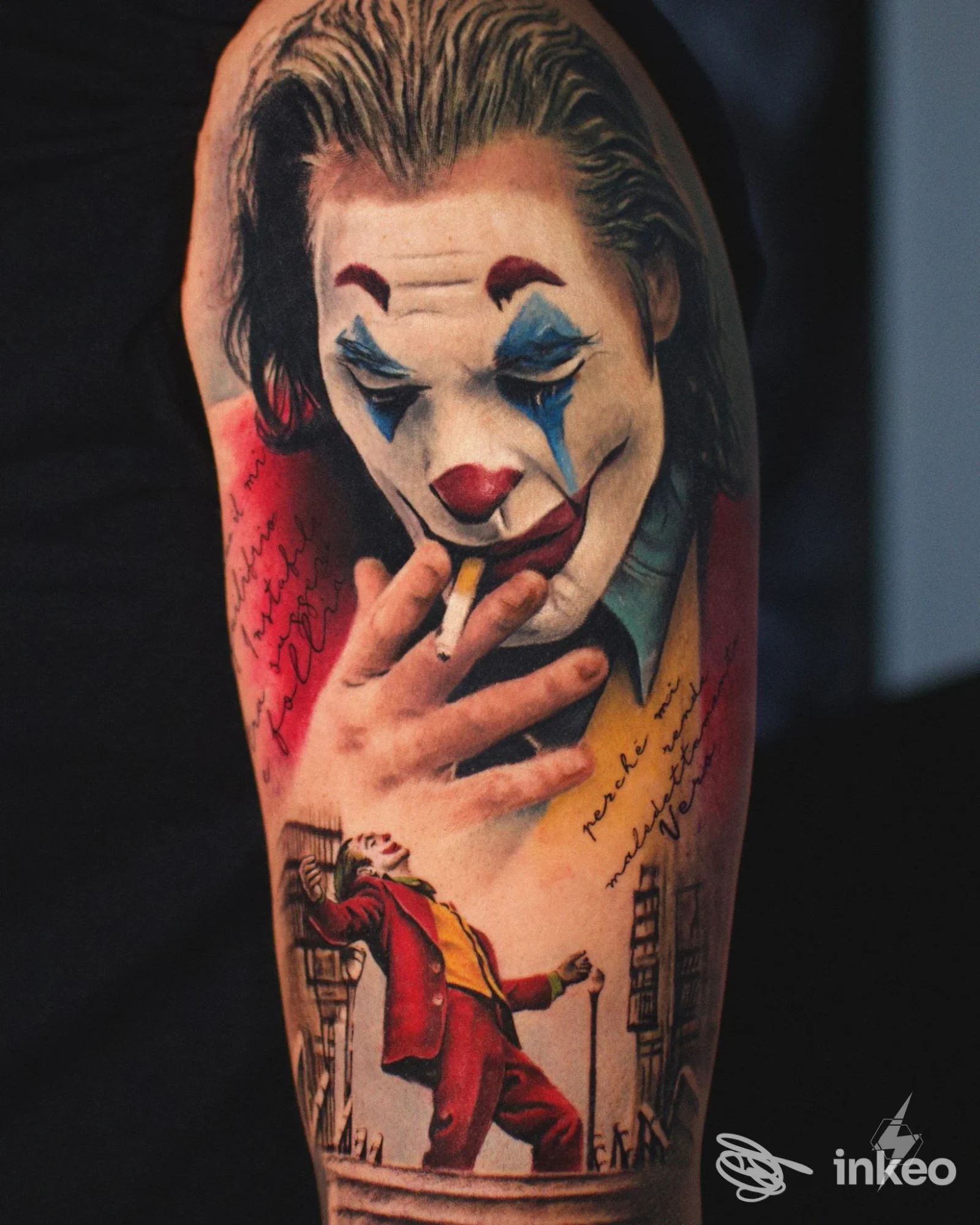 Tatuaggio realistico raffigurante il Joker sul braccio superiore, fotografato da LM Art Vision / Luigi Mansi Tattoo Artist a Latina.