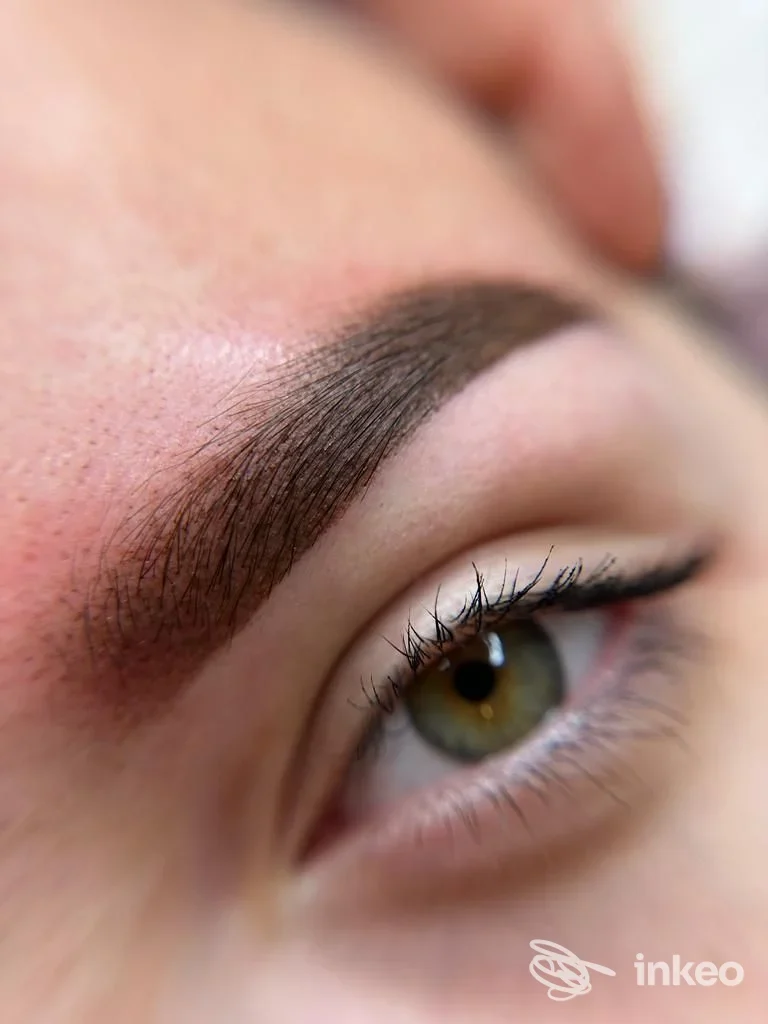 Dettaglio sopracciglio realizzato con trucco permanente da KITI GUZA a Pordenone, vista ravvicinata dell'occhio e dell'arcata sopracciliare.