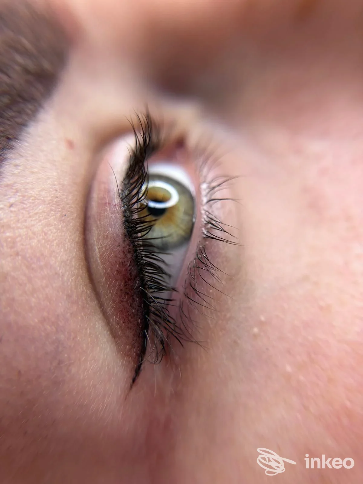Primo piano di trucco permanente eyeliner sull'arcata palpebrale, foto fornita da KITI GUZA, Pordenone.