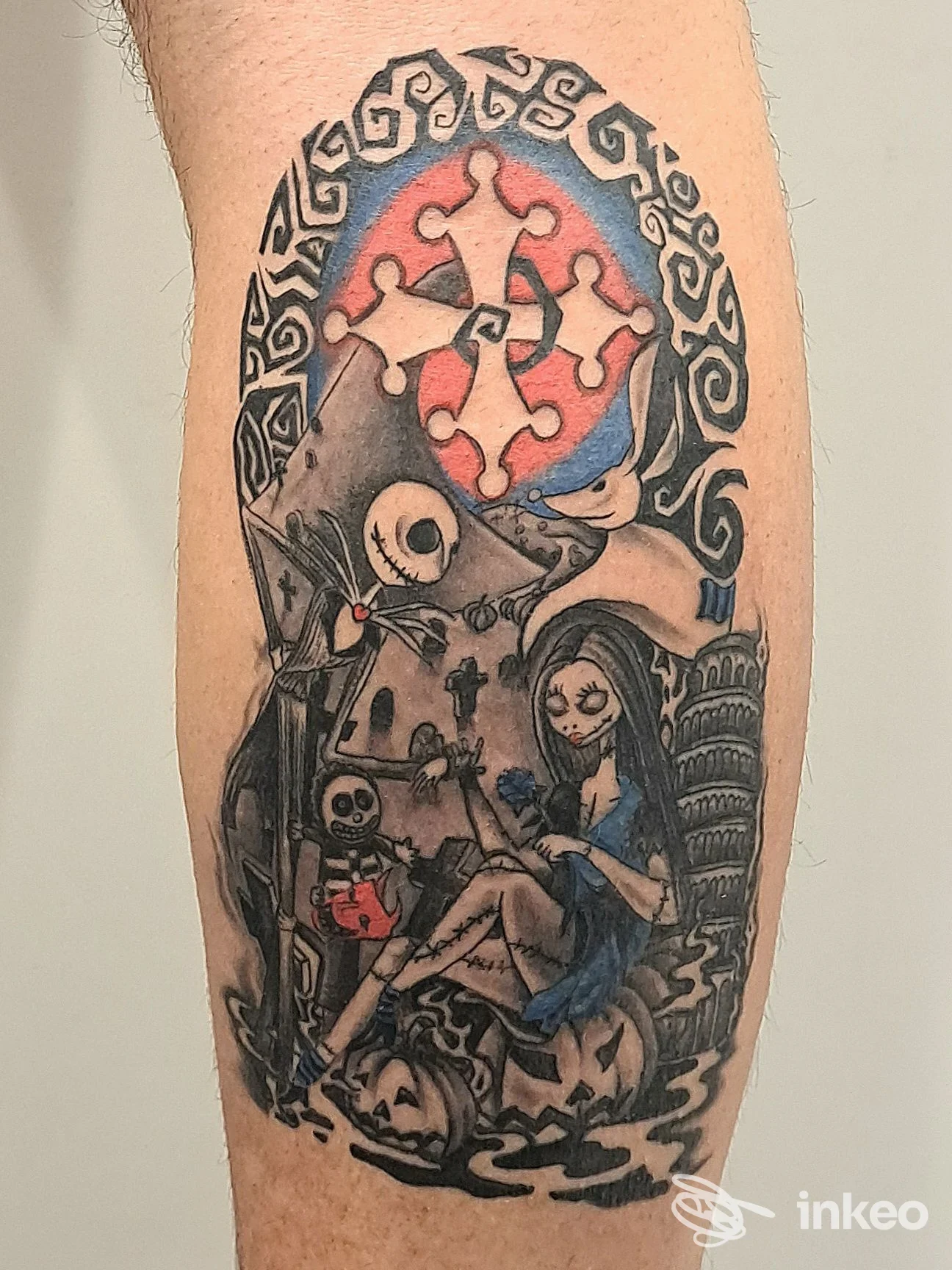 Tatuaggio su polpaccio con scene illustrative scheletriche e decorazioni colorate, Klandestino's tattoo / piercing & tatuaggi, Pisa.