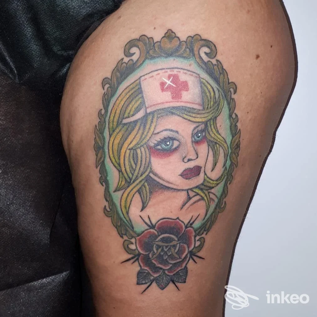 Tatuaggio su braccio con ritratto di infermiera in cornice e rosa, immagine fornita da Klandestino's tattoo / piercing & tatuaggi Pisa, Pisa