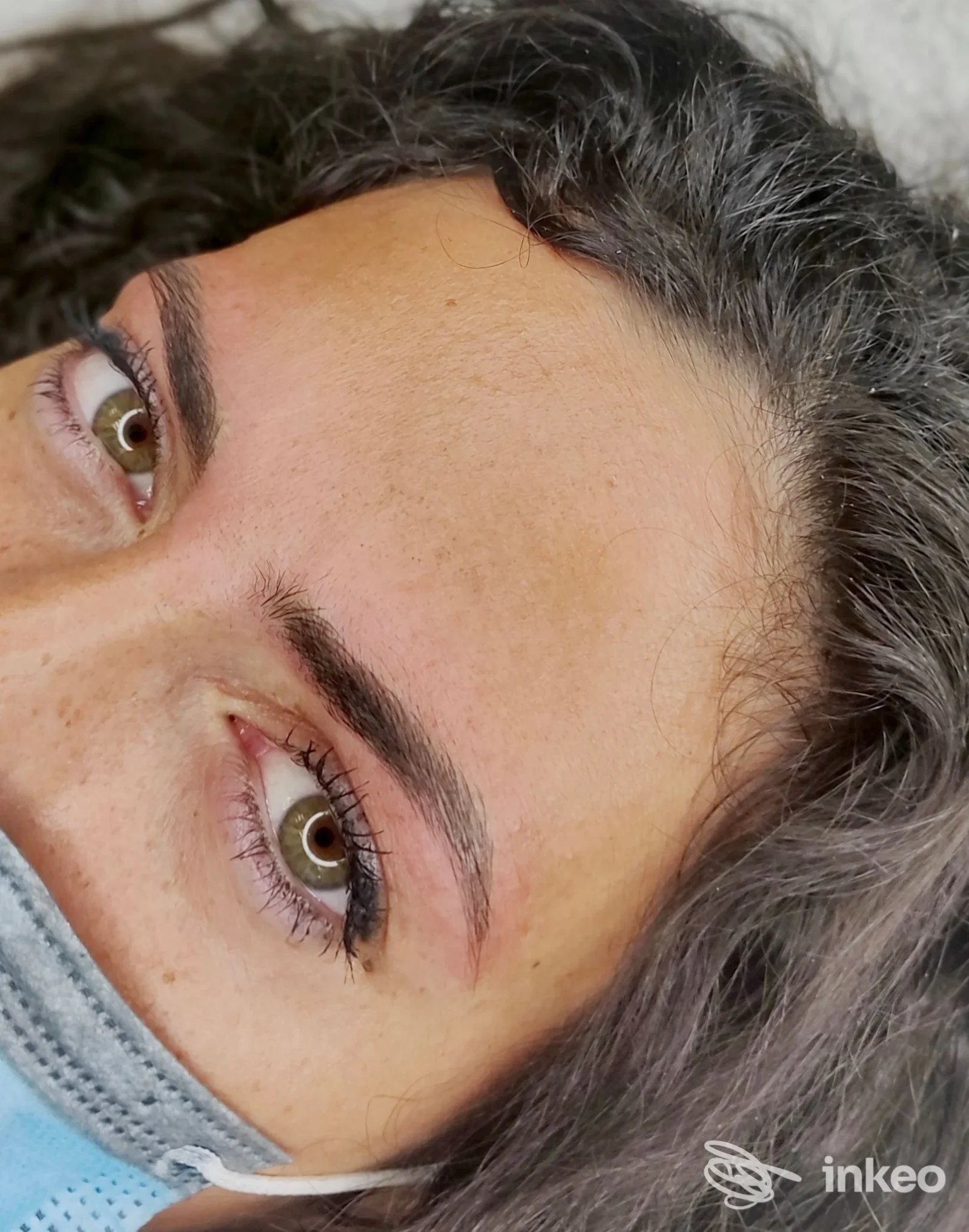Primo piano sopracciglia dermopigmentate dopo trattamento, studio Marianna Gallina Microblading, Albenga.