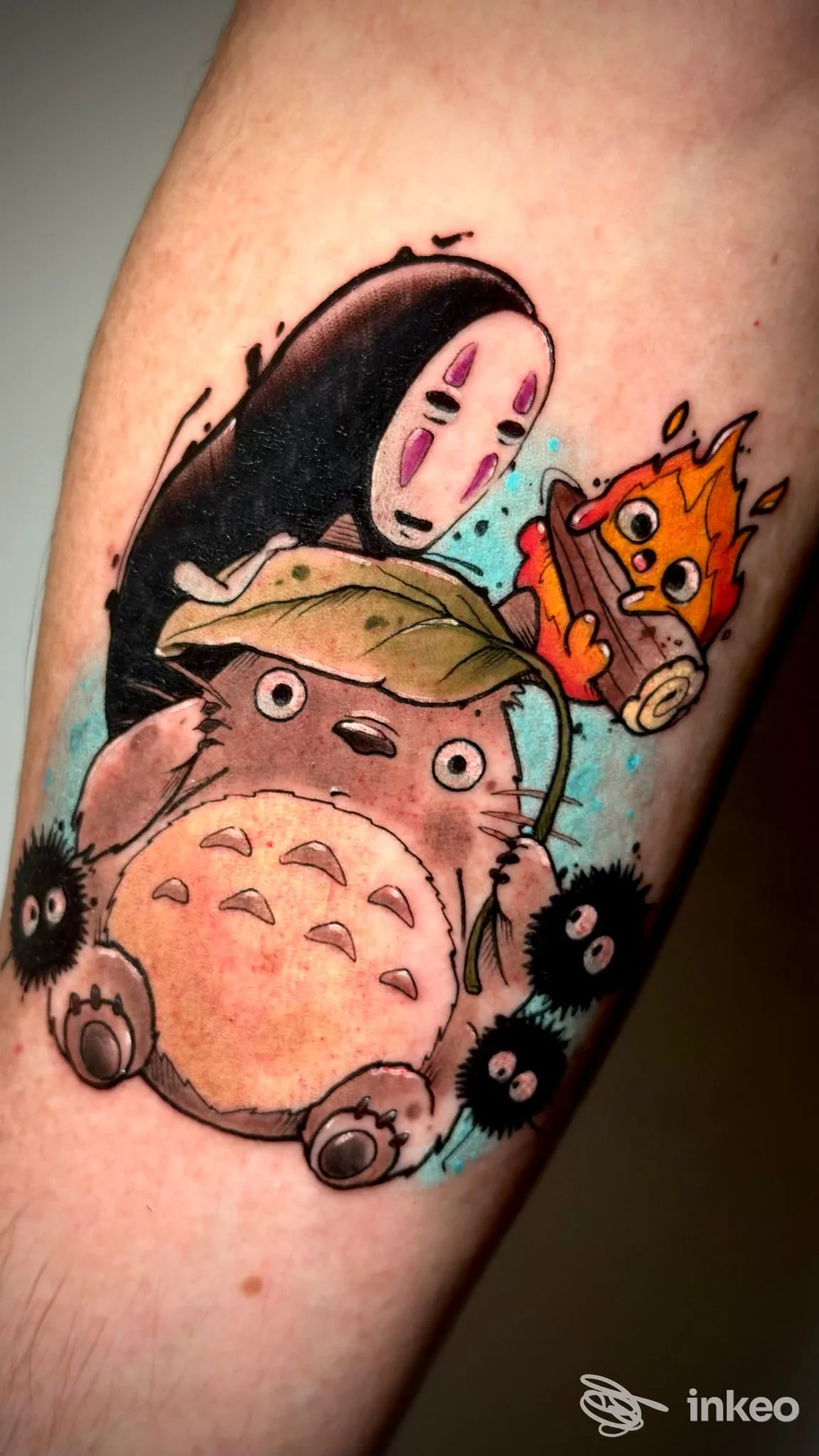 Tatuaggio colorato su avambraccio con personaggi animati, realizzato da Darkwood a Bologna, contorni netti e luminosi dettagli.