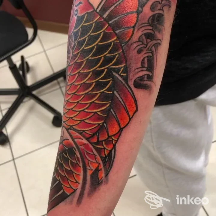 Tatuaggio a colori di una carpa sul lato interno dell'avambraccio, scattato presso Awake Tattoo a Prato.