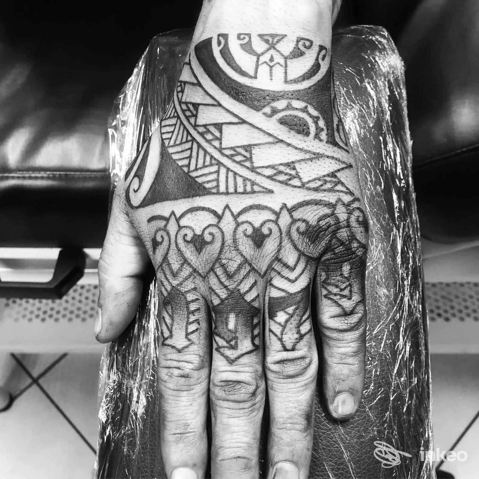 Primo piano di una mano tatuata con motivi geometrici e ornamentali, foto di Awake Tattoo a Prato.