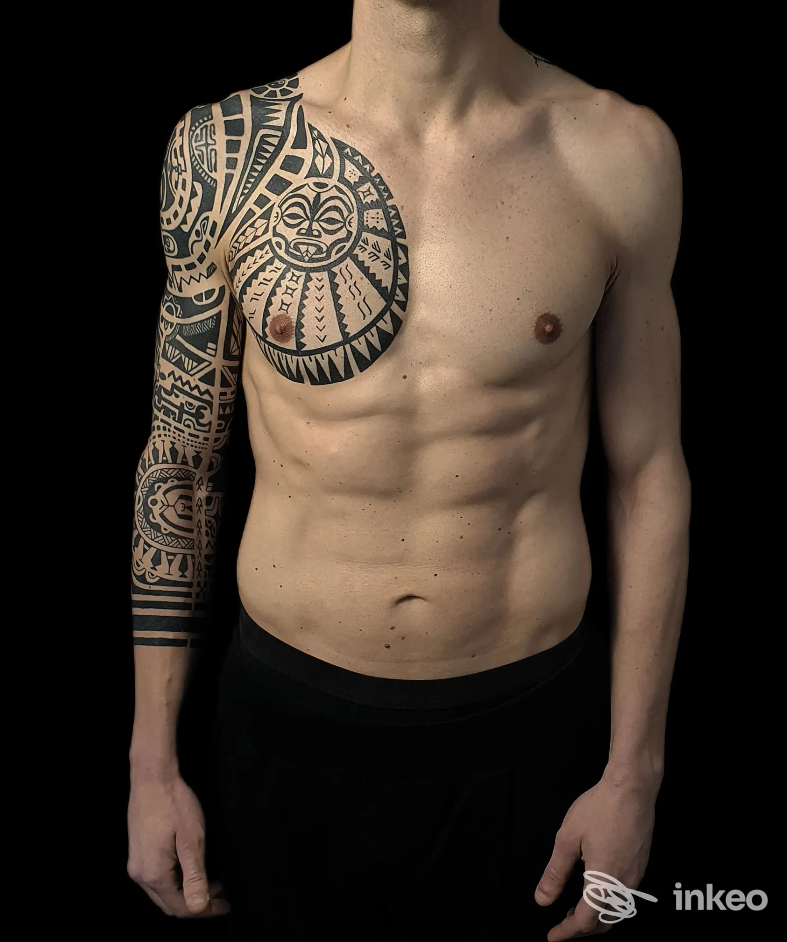 Fotografia del tatuaggio polinesiano sul petto e sul braccio sinistro, realizzato da DARKO tattoo & piercing a Bologna.